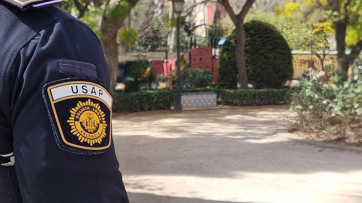 Archivo - Imagen de archivo de un agente de la Policía Local de València en un parque