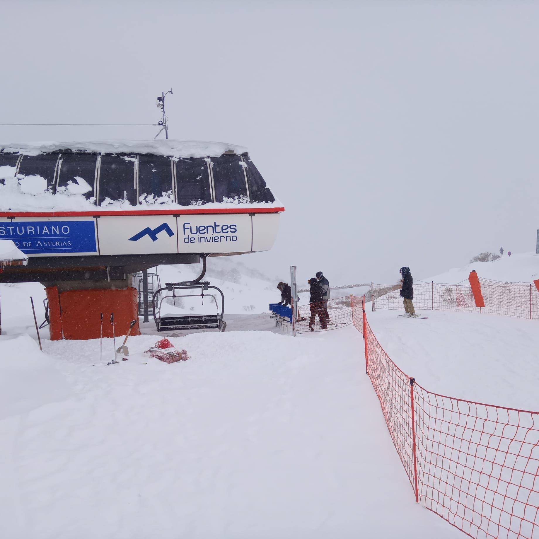 Primer día de la temporada de esquí 2021 en Valgrande-Pajares y Fuentes de Invierno