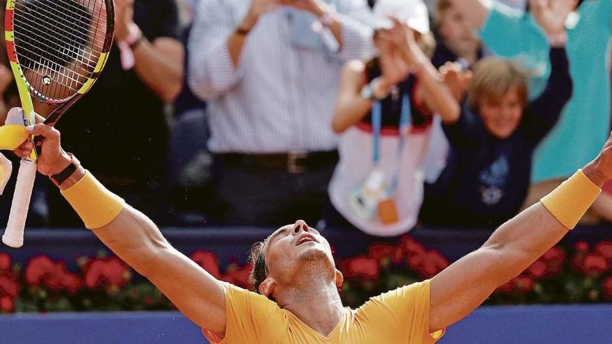 Nadal levanta los brazos hacia el cielo tras derrotar a Goffin y clasificarse para la final.