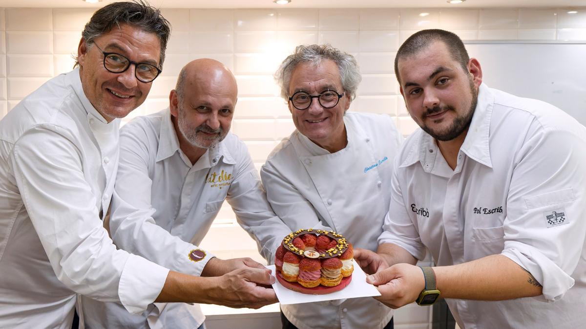 Oriol Balaguer, Eric Ortuño, Christian y Pol Escribà, con el nuevo pastel de la Mercè