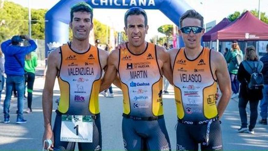 Componentes del equipo del Montilla Córdoba que se proclamó campeón andaluz de duatlón.