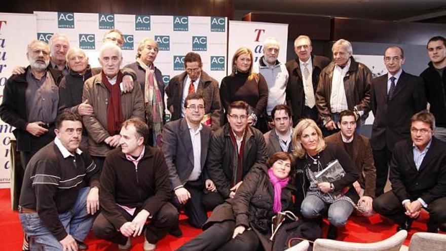 Los miembros del Foro Taurino posan con Rafael de Paula -en el centro, con un gran pañuelo al cuello- y Andrés Vázquez -a su lado-.