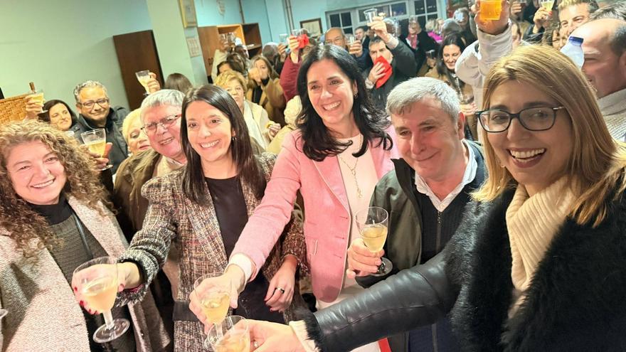 Paula Prado, centro, flanqueada pola alcaldesa de Ribeira, María Sampedro, e o senador Manuel Ruiz.