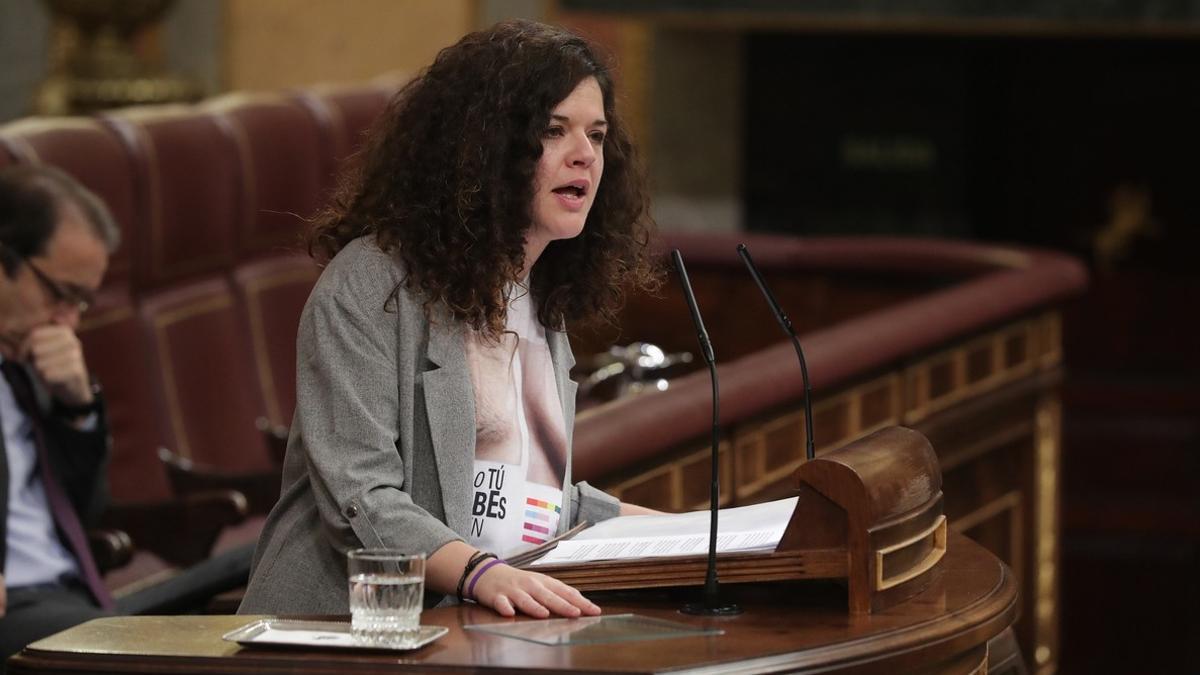 La diputada de Unidos Podemos Sofía Castañón, durante el pleno del Congreso del pasado jueves en el que lució la camiseta.