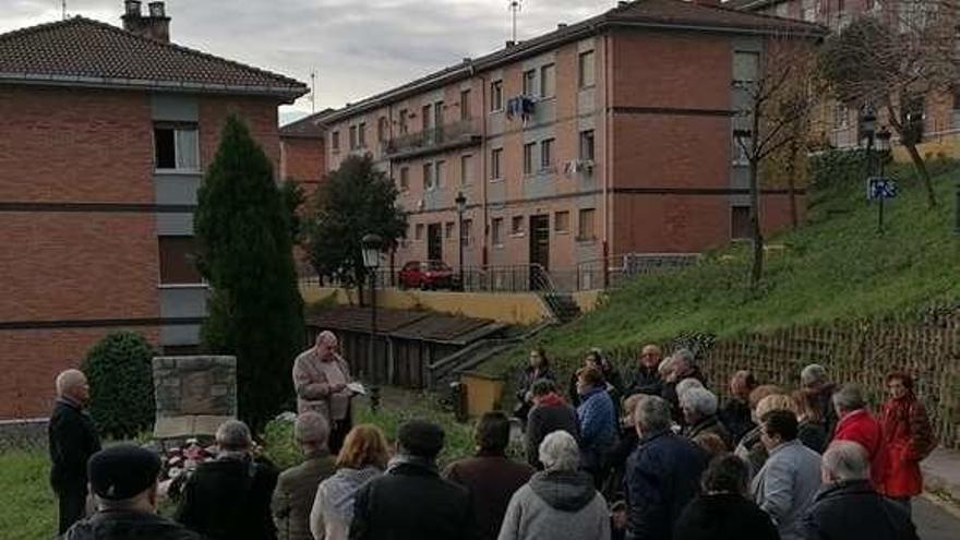 Asistentes al homenaje celebrado ayer en Tuilla.