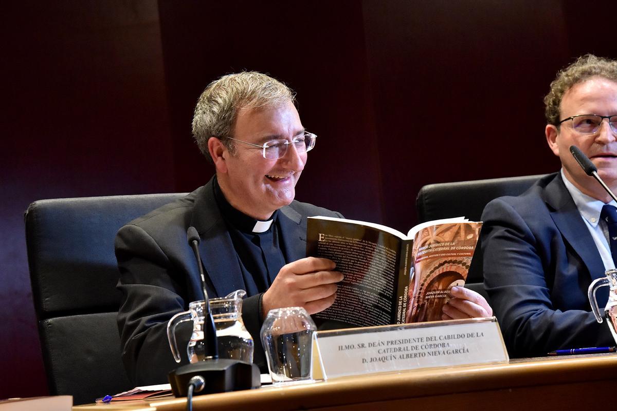 El Rectorado de la UCO acoge la presentación del libro del deán-presidente del Cabildo Catedral.