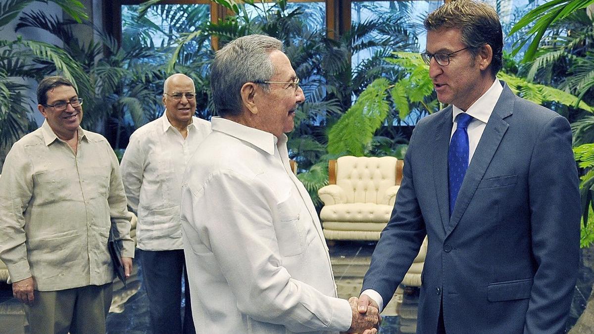 Fotografía cedida por el gobierno cubano de la reunión celebrada el 28 de mayo de 2016, en La Habana (Cuba), entre el mandatario cubano Raúl Castro y Alberto Núñez Feijóo.