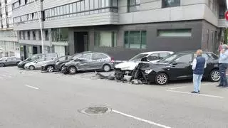 Un coche destroza otros seis aparcados en la ronda de Outeiro