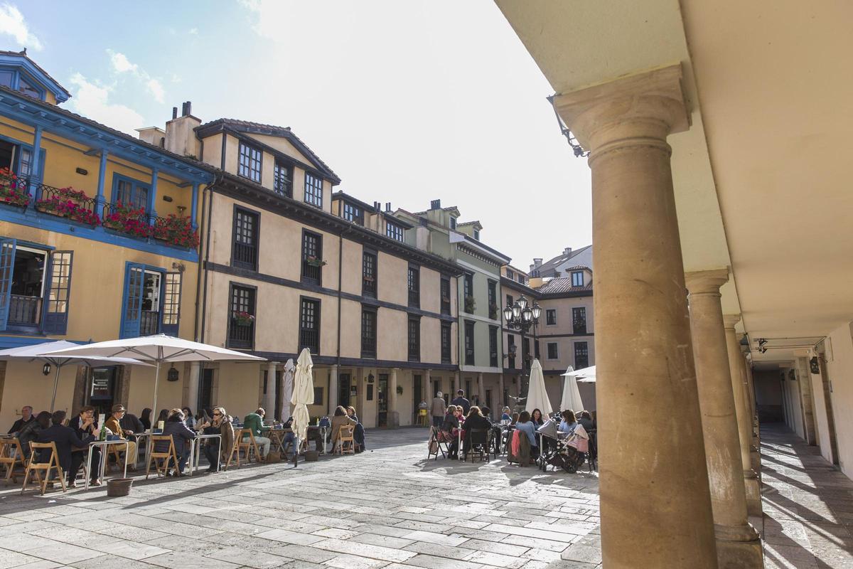 Ambiente en la plaza del Fontán, en Oviedo
