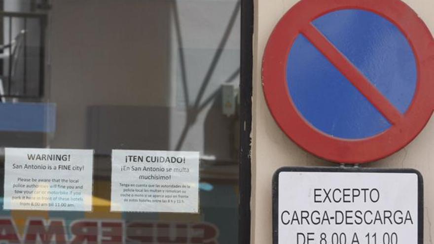 Una señal de estacionamiento rotulada en castellano en Sant Antoni.