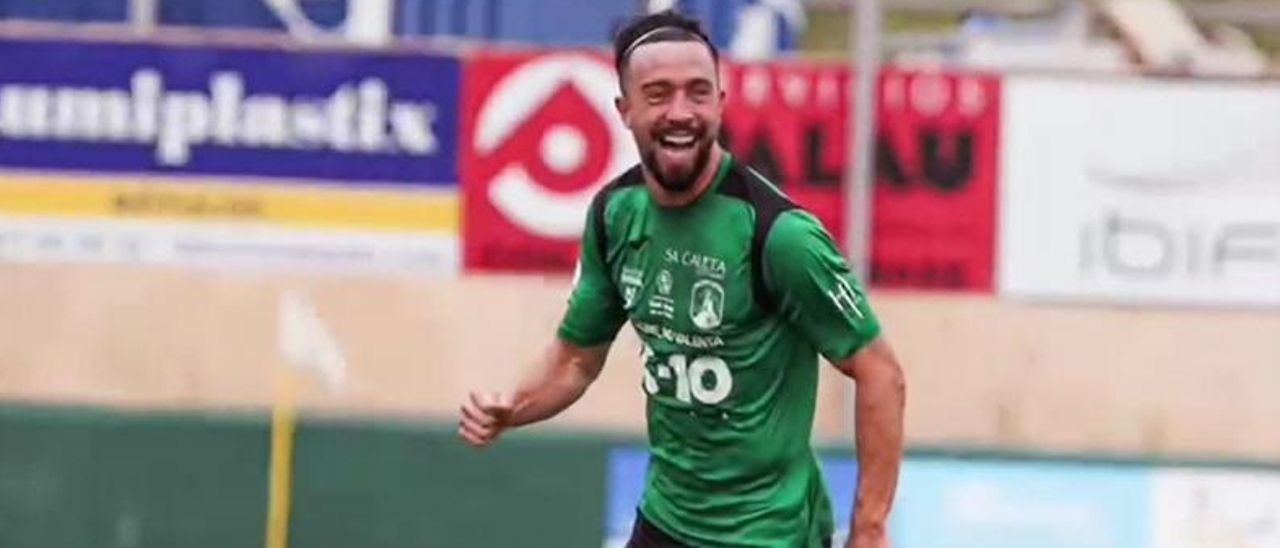 Nacho Rosillo celebra un gol con la camiseta del Penya Esportiva Sant Jordi. |  // FDV