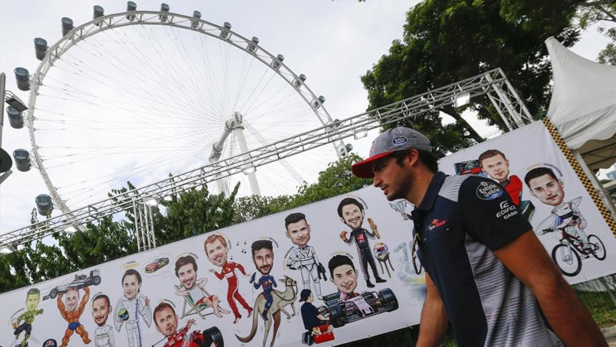 Sainz, a su llegada al circuito Marina Bay de Singapur