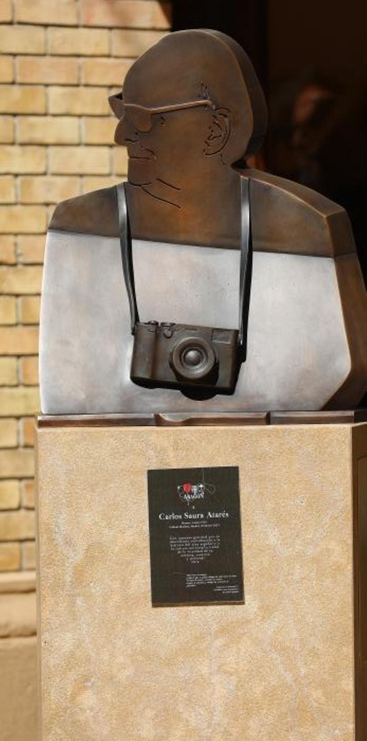 Detalle de la escultura en homenaje a Carlos Saura en Huesca