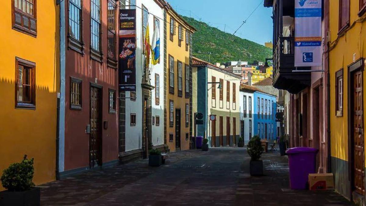 Vista de una de las calles del casco histórico de la localidad de San Cristóbal de La Laguna, en Tenerife. 