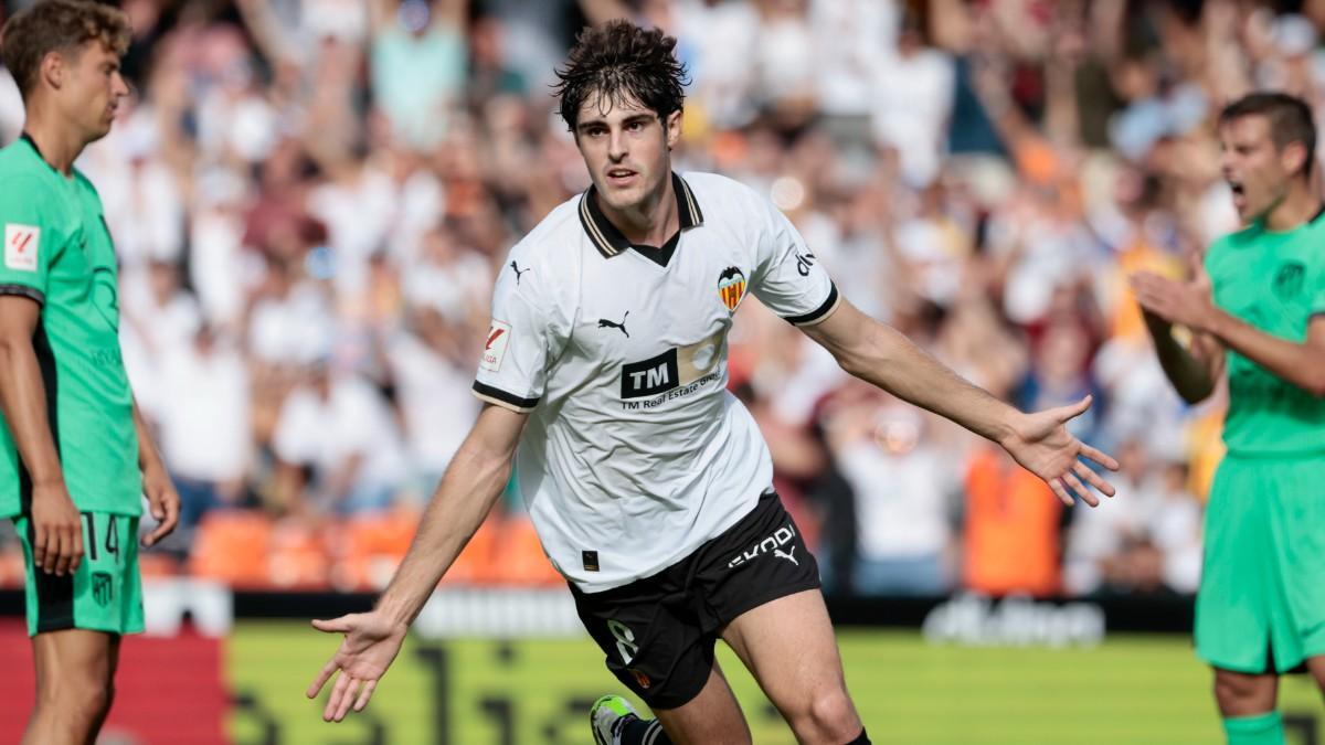 Javi Guerra marcando un gol con la camiseta del Valencia