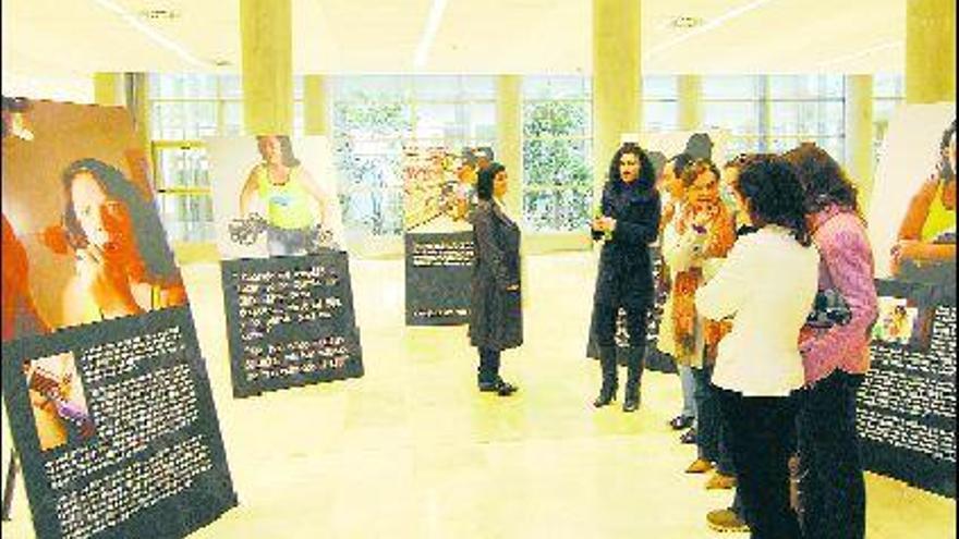 Una exposición sobre mujeres que se instaló en el campus de Mieres el pasado mes de marzo.