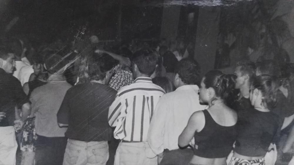 Largas colas para entrar a una discoteca. 22 de agosto de 1997.