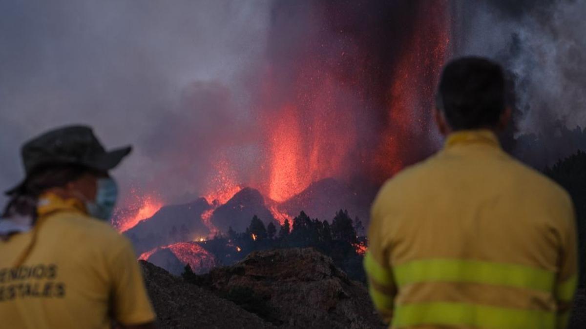 Dos técnicos de Protección Civil durante el 19 de septiembre, tras la erupción en La Palma.