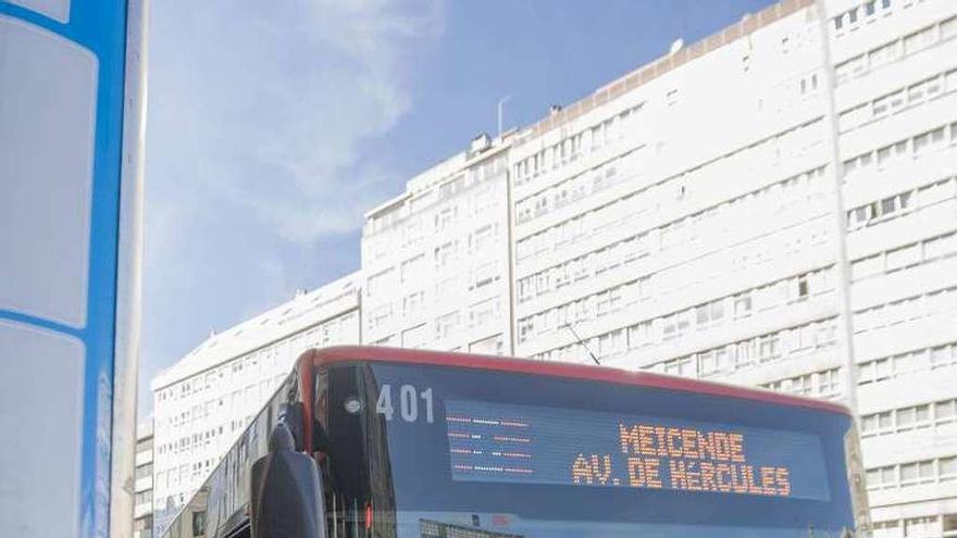 Un autobús urbano, en la plaza de Pontevedra.