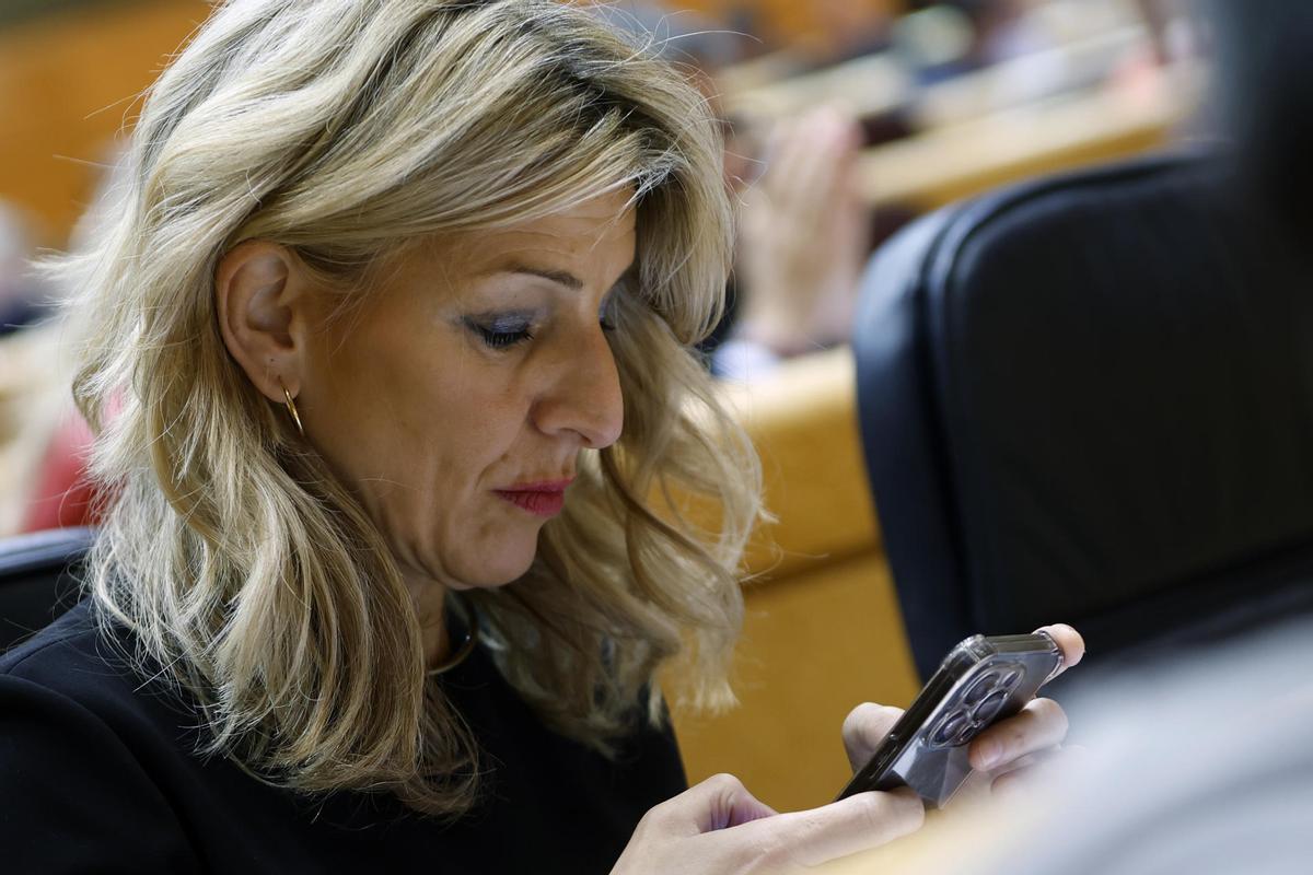 Yolanda Díaz mira el móvil durante el Pleno del Congreso.