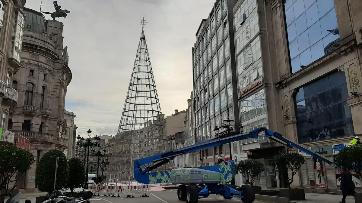 El árbol de Navidad completa su montaje en Policarpo Sanz