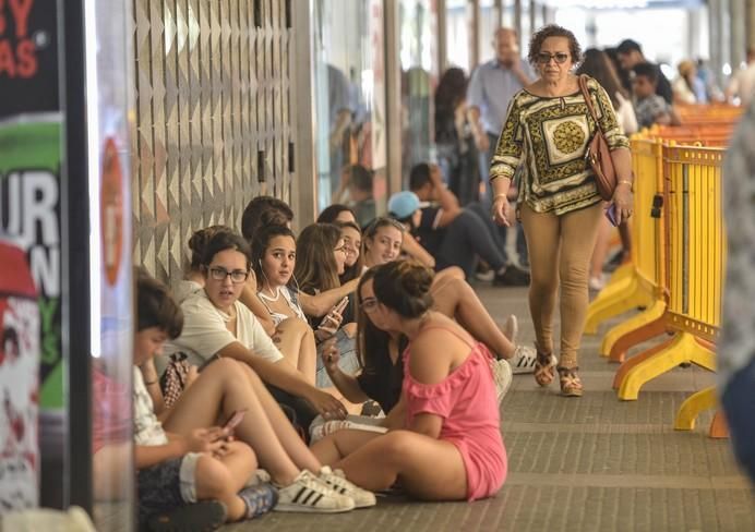 09/08/2017 LAS PALMAS DE GRAN CANARIA. Fans de duo musical GEMELIERS esperando para la firma de autógrafos en Mesa y López. FOTO: J.PÉREZ CURBELO