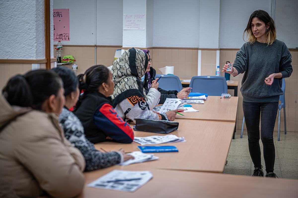 Clase para un grupo de mujeres en la escuela popular Martinet Solidari, en el Besòs i el Maresme, en Barcelona.