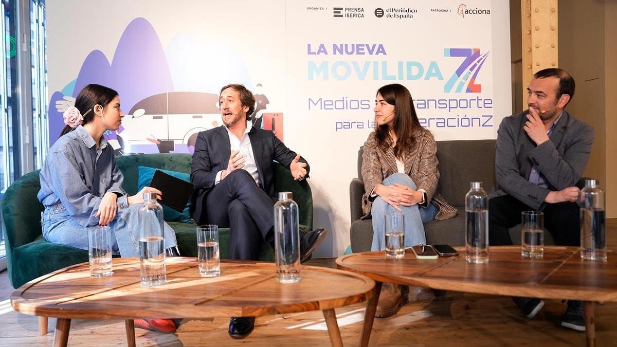 Marina Portero, directora Creativa i Host de Código Nuevo; Juan José Conde, responsable de Desenvolupament de Negoci i Estratègia B to B de Mobilitat d’Acciona; Ada Santana Aguilera, diputada al Congrés dels Diputats, i Mariano Urraco, professor de Sociologia a la Universitat Complutense de Madrid durant el debat.