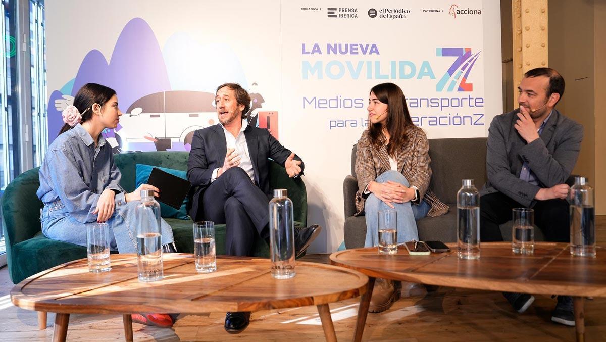 Marina Portero, directora Creativa i Host de Código Nuevo; Juan José Conde, responsable de Desenvolupament de Negoci i Estratègia B to B de Mobilitat d’Acciona; Ada Santana Aguilera, diputada al Congrés dels Diputats, i Mariano Urraco, professor de Sociologia a la Universitat Complutense de Madrid durant el debat.