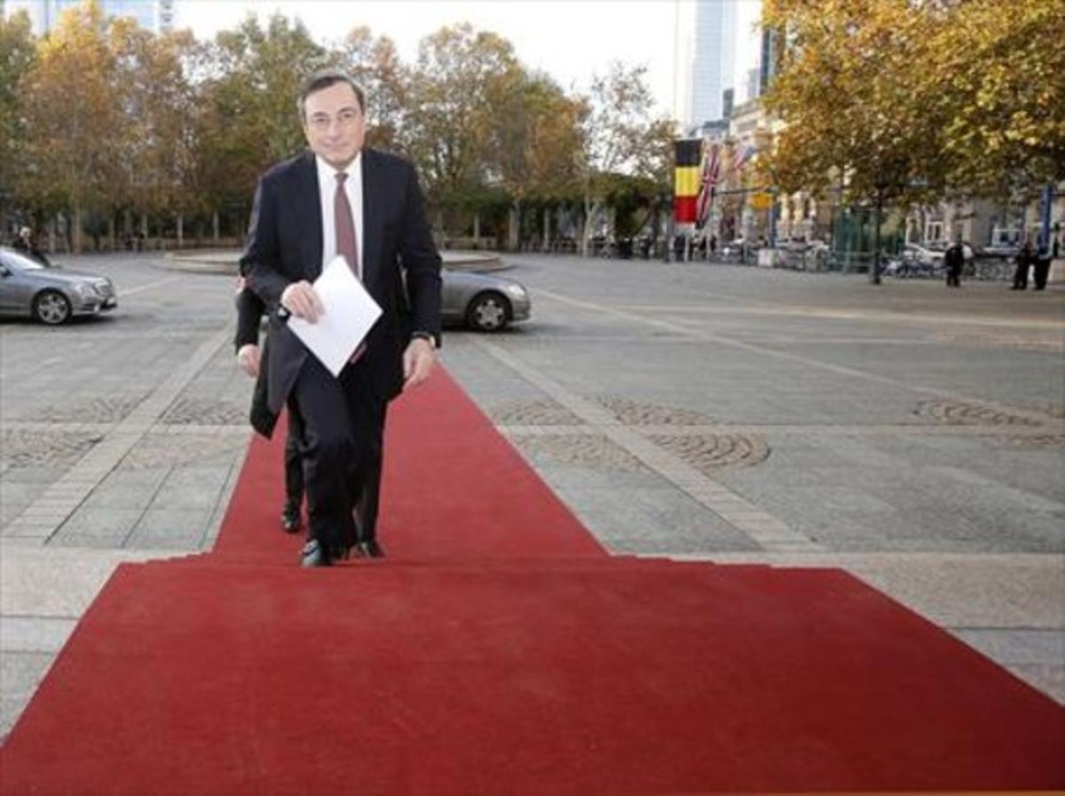 Mario Draghi entrant enuna reunió a Frankfurt l’any passat.