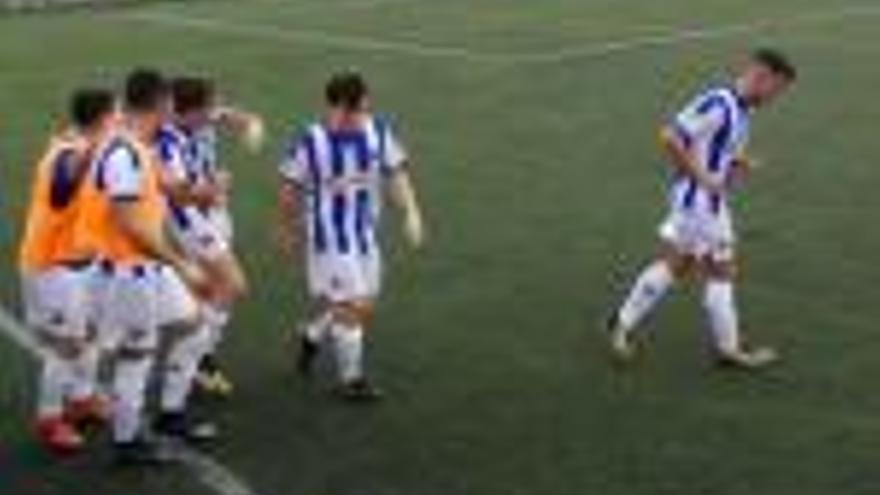 Els jugadors del Figueres celebren un gol.