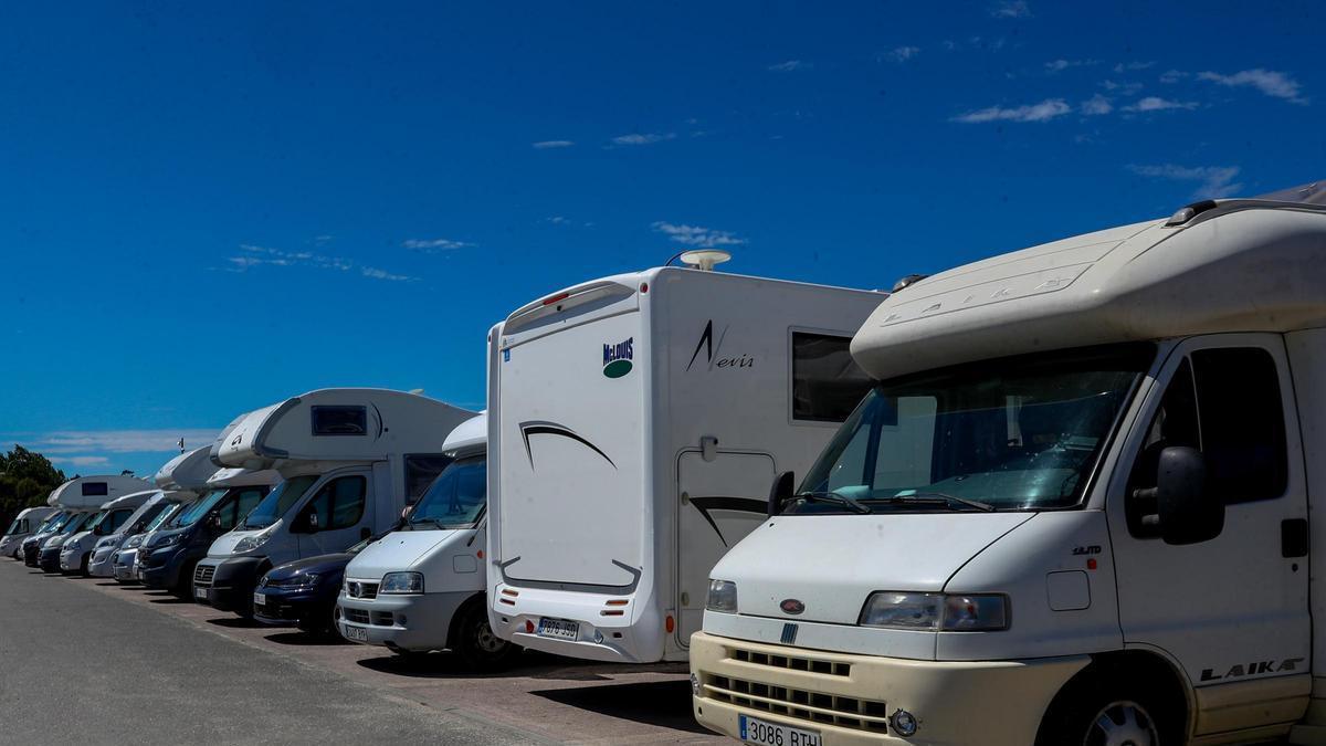 Autocaravanas estacionadas en la zona habilitada para ellas en O Bao.