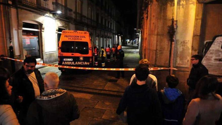 Operativo de emergencias en la calle Romero Ortiz, en la que falleció el niño. // Iñaki Abella