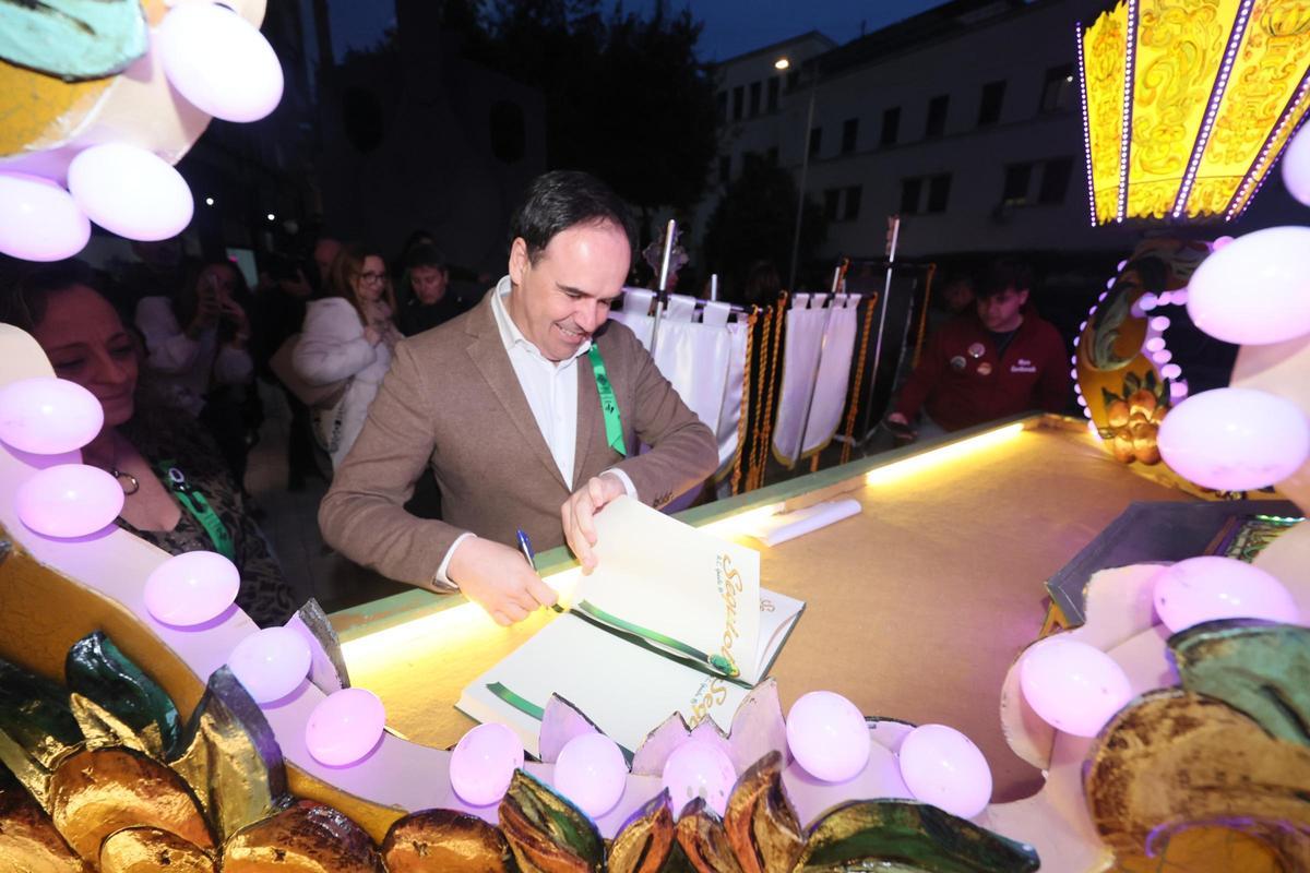 Pérez Llorca ratifica el apoyo de la Generalitat para "proteger nuestras señas de identidad como son las fiestas de la Magdalena"