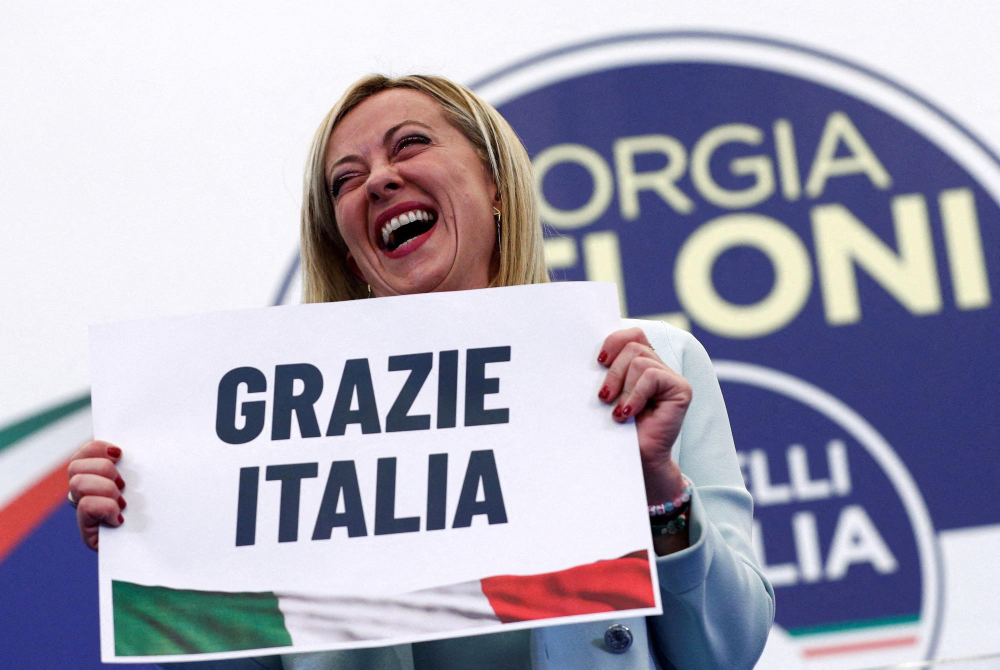 Georgia Meloni sostiene un cartel con el mensaje &quot;Gracias Italia&quot;, en la noche electoral del pasado domingo