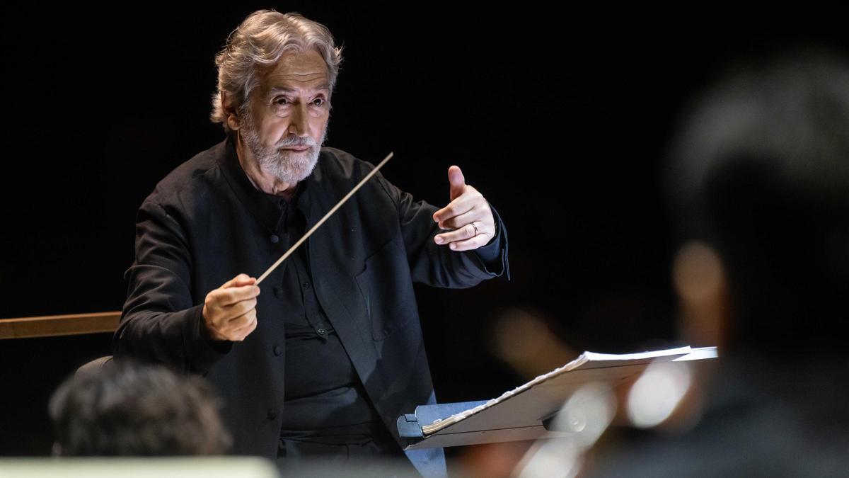 Jordi Savall at a concert at the Auditori with Le Concert des Nations. May zircus