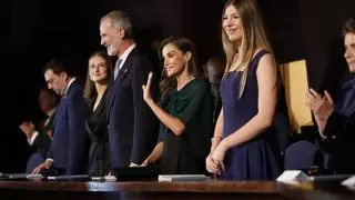 Letizia sorprende con una blusa de H&M que se ha agotado y Leonor deslumbra con su traje de pantalón "total black": así ha sido la llegada de la Familia Real al auditorio de Oviedo