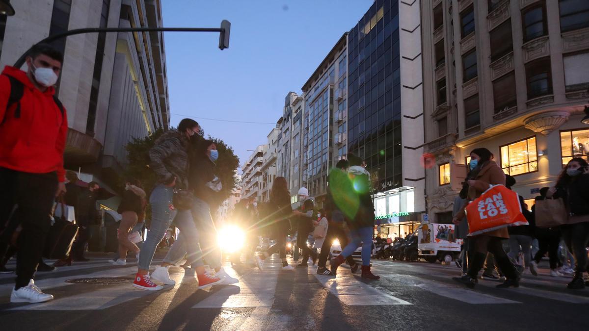 Aglomeración de personas en la calle Colón.