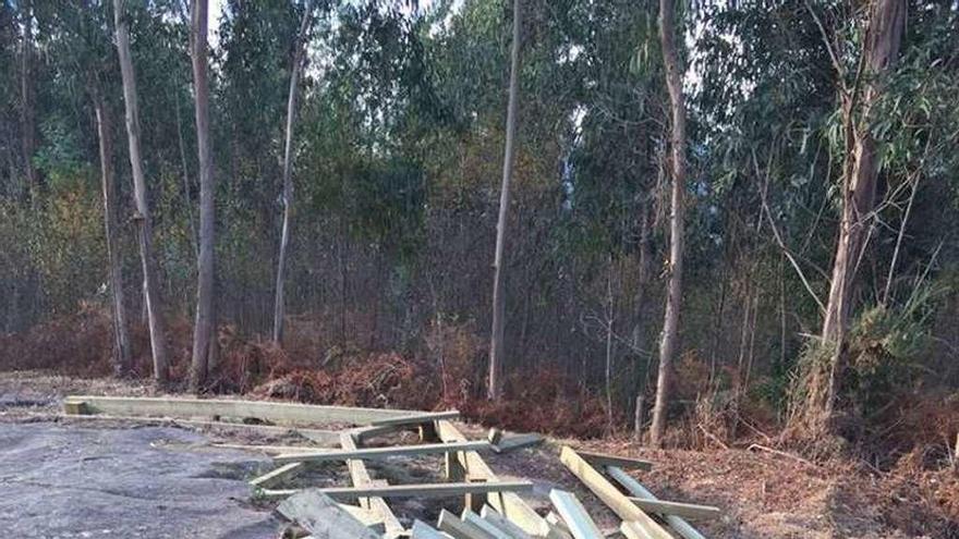 La pasarela de los petroglifos de Poza da Lagoa, ayer, destrozada. // FdV