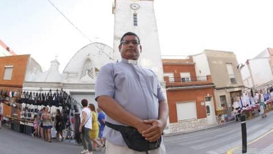 Antonio Rellas, sacerdote venezolano de refuerzo en Cullera.