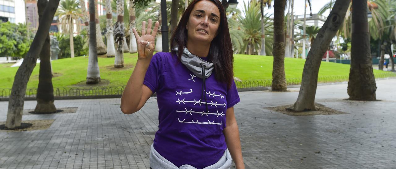 Arancha de la Torre realiza el gesto internacional contra la violencia machista.