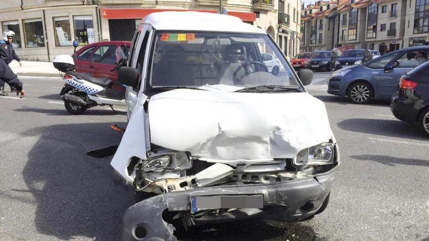 Una furgoneta recientemente siniestrada en pleno centro de Nigrán.