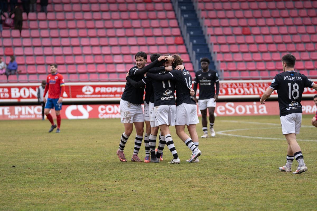 El Lealtad celebra la victoria ante el Numancia en Los Pajaritos