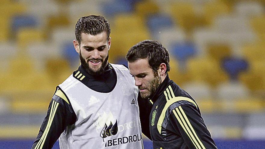 Mata y Nacho, durante el entrenamiento de ayer en Kiev.