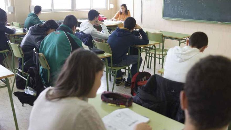 Alumnos de secundaria durante una clase en un instituto de la provincia.