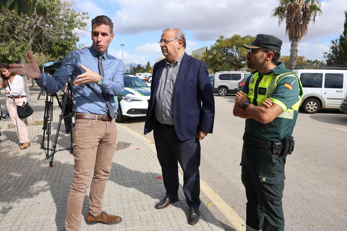 Fernando Alonso Plaza y Alfonso Rodríguez Badal, durante el control de la Guardia Civil.