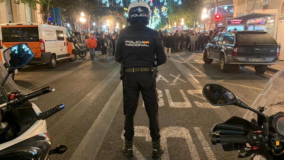 Un agente vigilando el desarrollo de la Cabalgata en una calle del centro de Alicante,