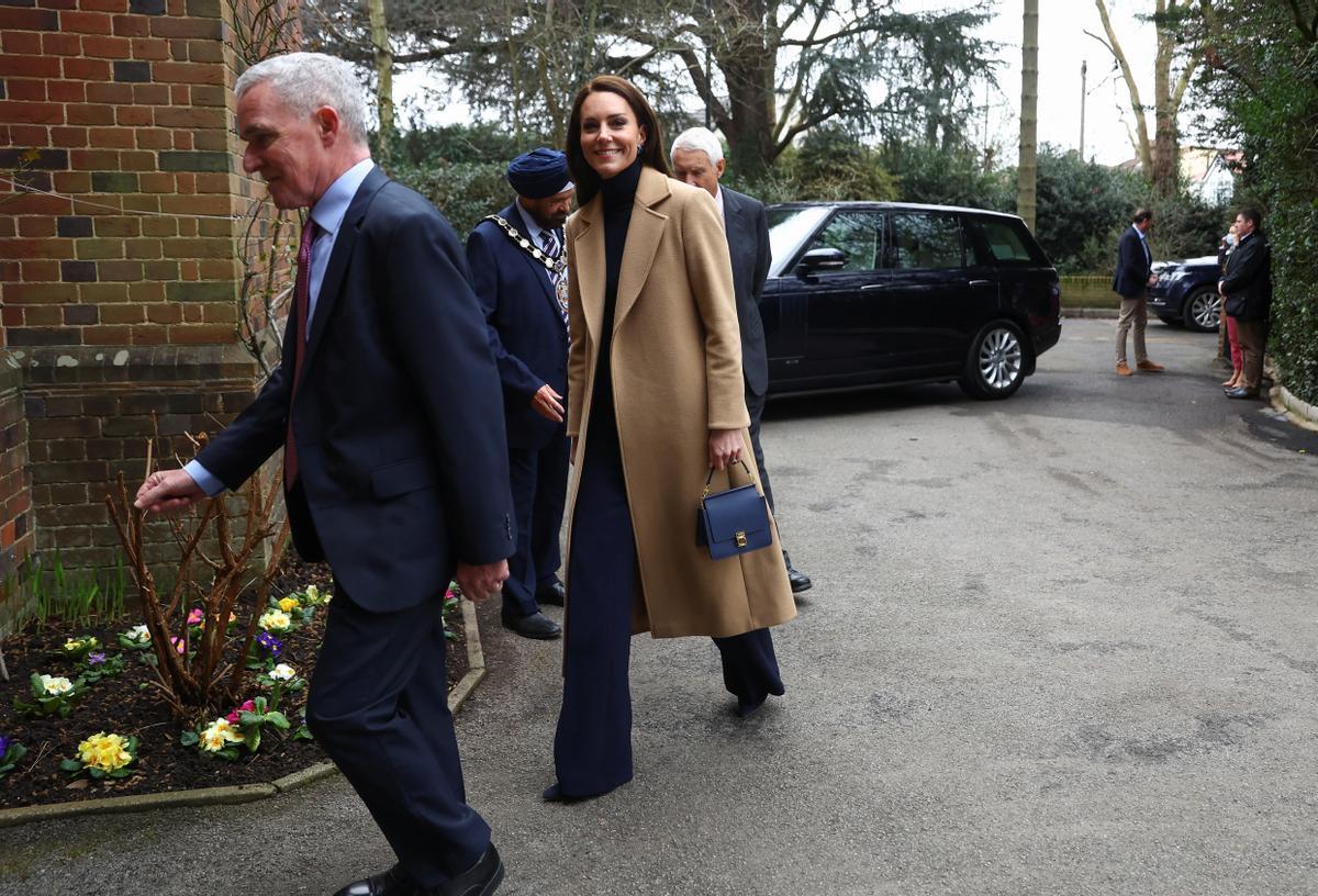 Kate Middleton se exhibe como cocinera en un hogar de ancianos