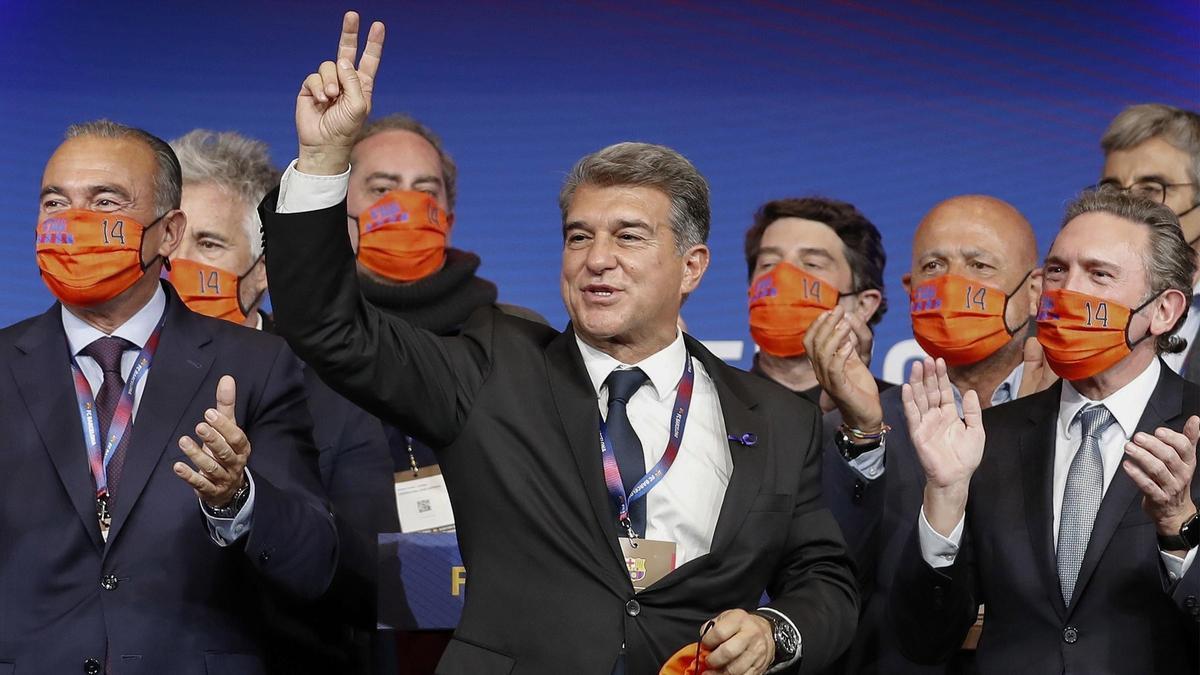 Yuste, Laporta y Jaume Giró festejan el triunfo electoral en marzo de 2021.