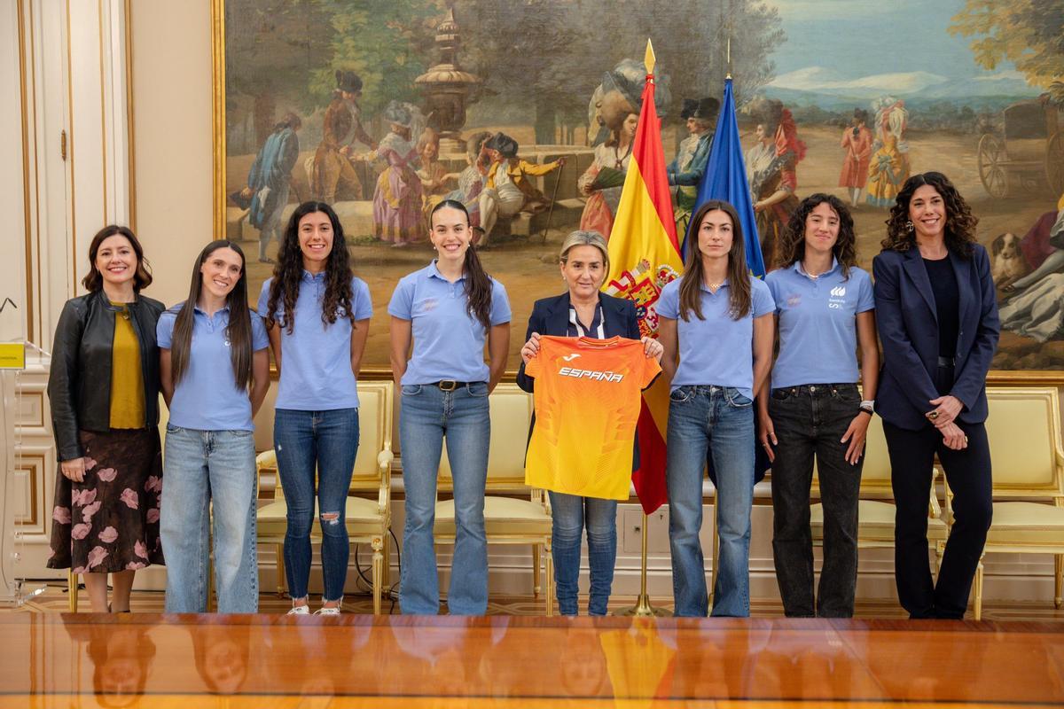 Avilés, cuarta izquierda, en una recepción de la Ministra de Educación, Formación Profesional y Deportes, Milagros Tolon.